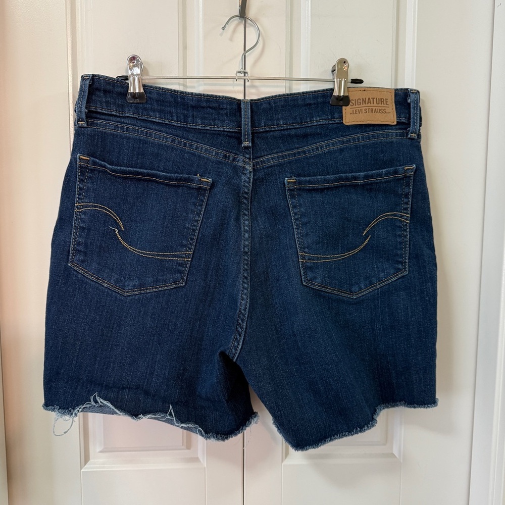 👖 Levi’s Signature Mid-Rise Straight Cut-Off Denim Shorts | Size 30 - Picture 5 of 7